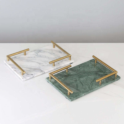 Tray With Gold Metal Handle retangular de mármore afiado