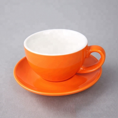 Os copos cerâmicos do café da cerâmica da louça com os copos de Coffe dos pires agridem