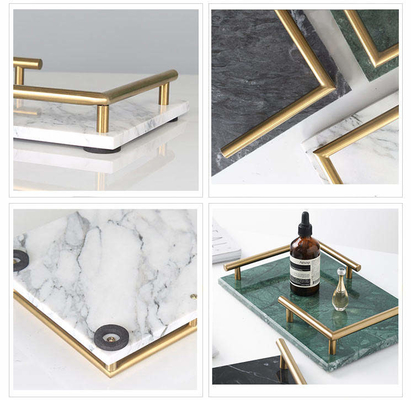 Tray With Gold Metal Handle retangular de mármore afiado