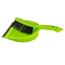 Vassoura plástica verde e pá de lixo para limpeza doméstica ajustadas com escova
